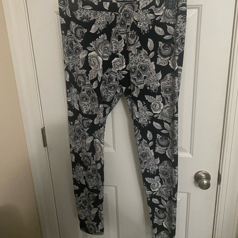 8 of Hearts Leggings Women’s 1X Black White Roses Skulls Halloween Costume NWT